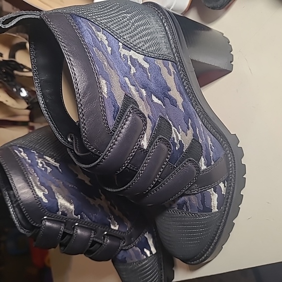 Christian Louboutin - Picture 7 of 8